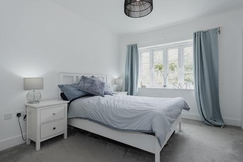 12 Dover Road, Tadworth, KT20 5FN