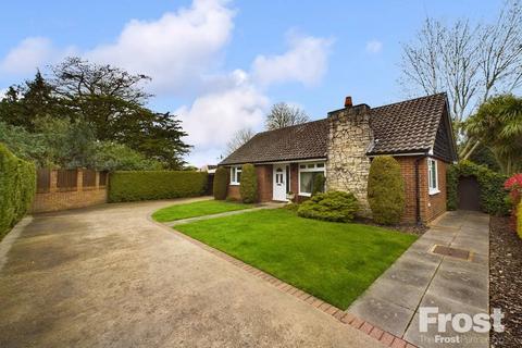2 bedroom bungalow for sale, Vine Close, Staines-upon-Thames, Surrey, TW19