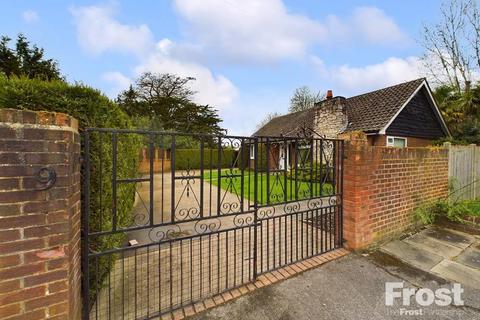 2 bedroom bungalow for sale, Vine Close, Staines-upon-Thames, Surrey, TW19