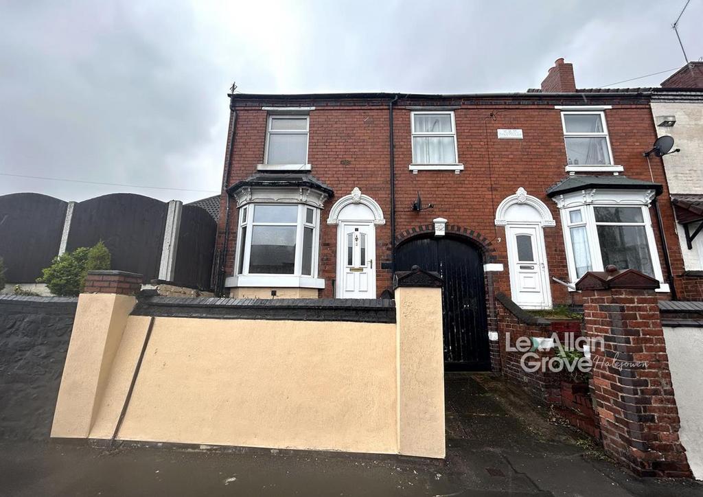 Halesowen Road, Cradley Heath 3 bed end of terrace house for sale £