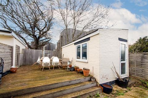 23 Aberdare Gardens, London, NW7 1DT