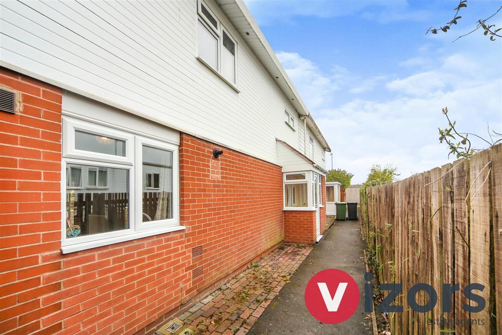 Flyford Close, Lodge Park, Redditch 3 bed terraced house for sale £