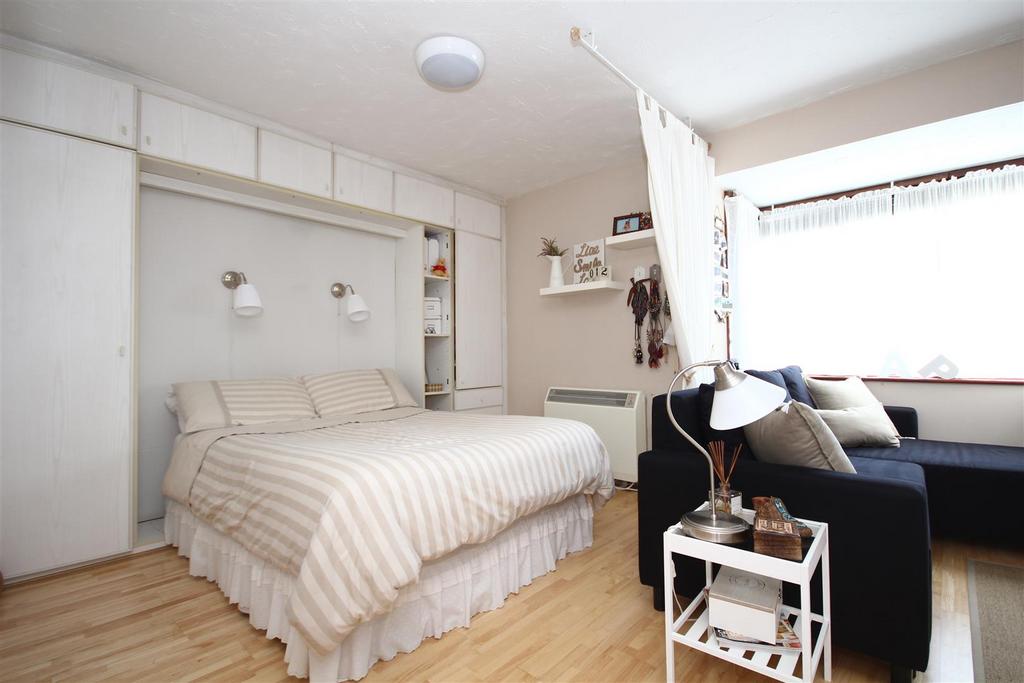 Westcott Park, North Acton, W3 6YF Studio £1,148 pcm (£265 pw)