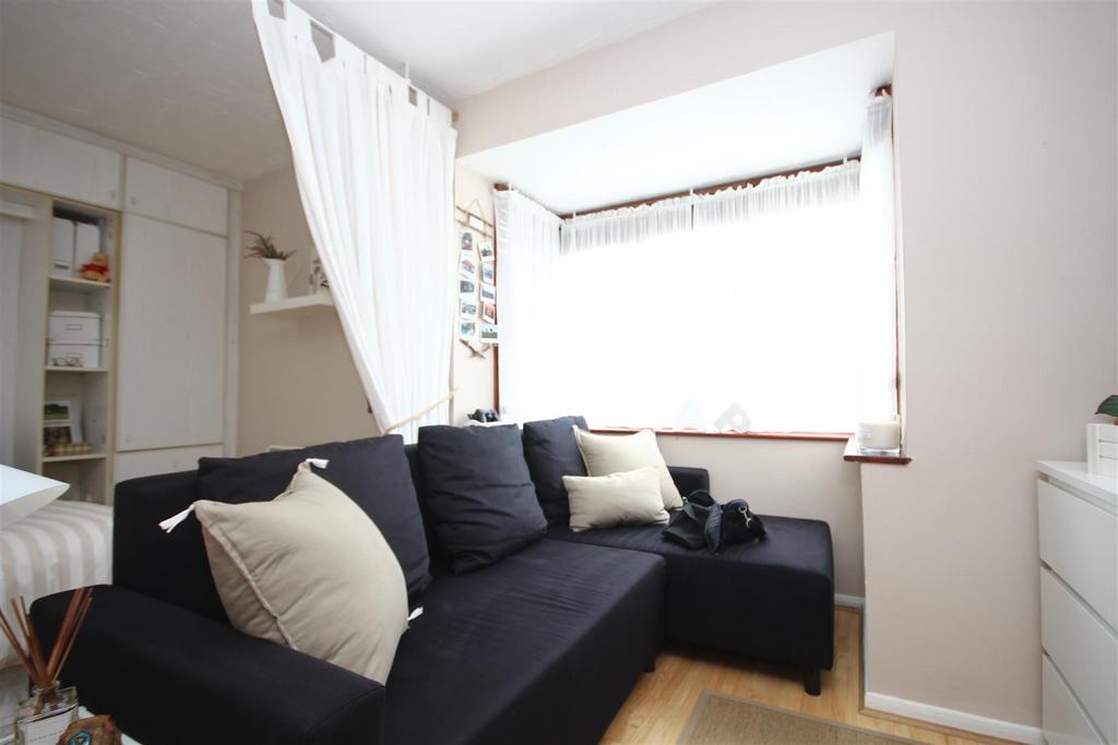 Westcott Park, North Acton, W3 6YF Studio £1,148 pcm (£265 pw)