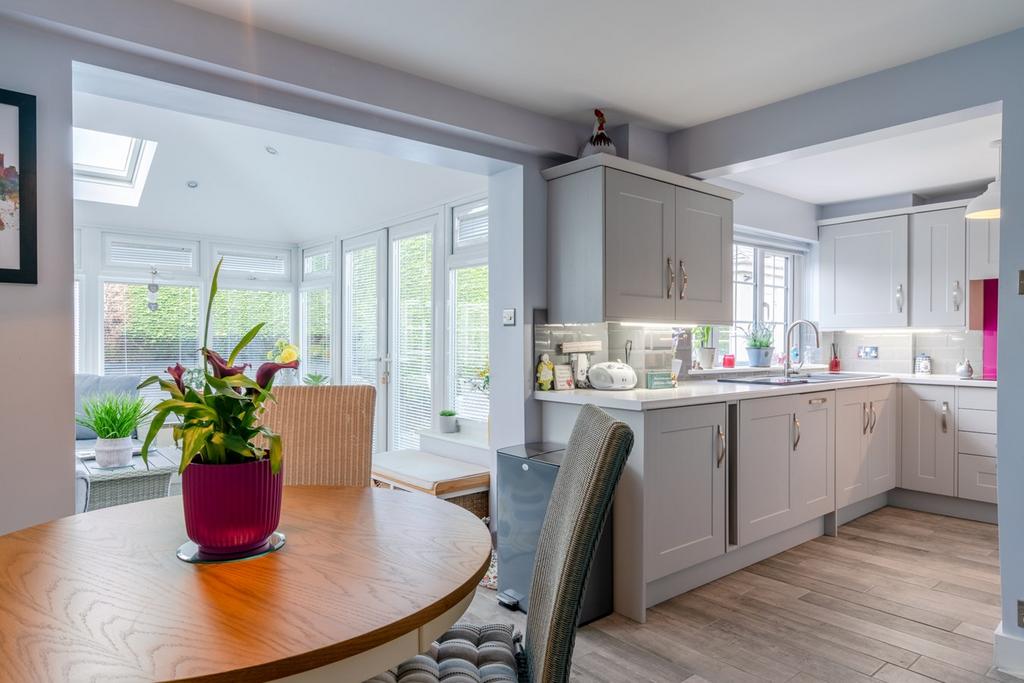 Mayfield Close, Cleeve, Cheltenham, GL52 3 bed detached house