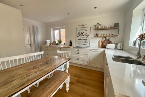 5 bedroom detached house for sale - Squirrel Close, Grange Park, Northampton NN4