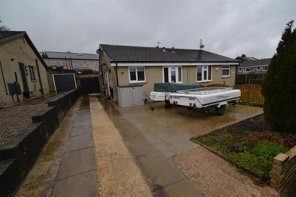Ascot Parade, Horton Bank Top, Bradford 2 bed semidetached bungalow