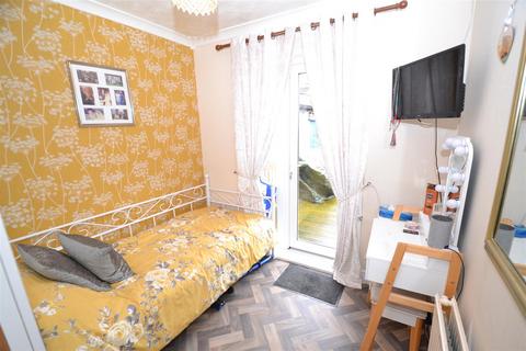 33 Ascot Parade, Bradford, BD7 4NJ