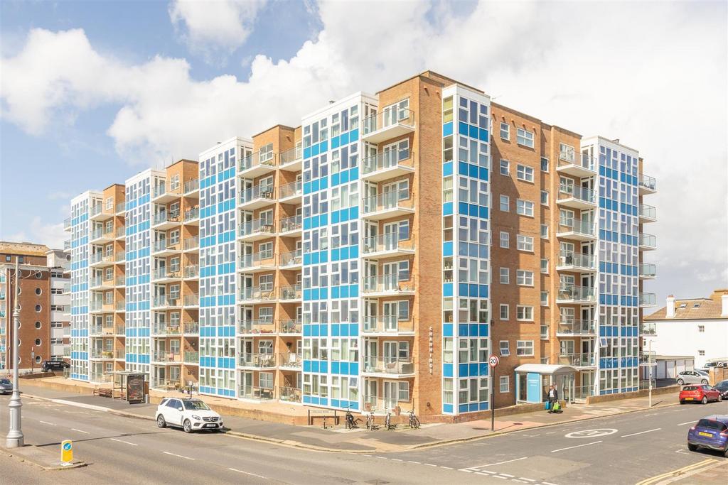 Kingsway, Hove 2 bed flat £1,800 pcm (£415 pw)