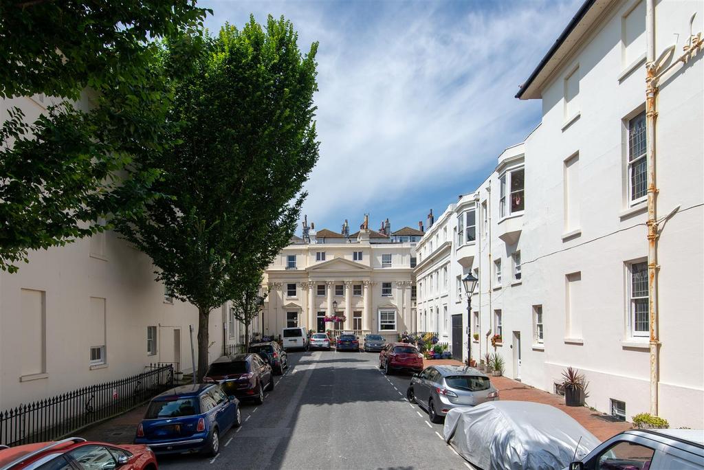Lansdowne Square, Hove BN3 Studio £900 pcm (£208 pw)