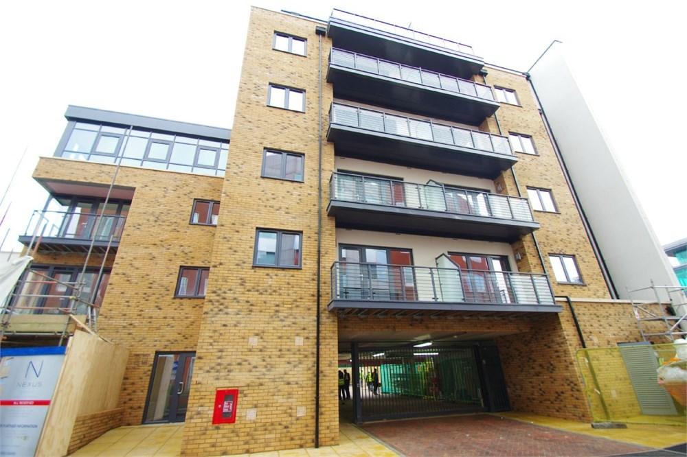 Hemingford Court, Gartlet Road... 1 bed apartment £1,300 pcm (£300 pw)