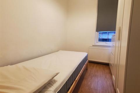 1 bedroom in a house share to rent - Neasden Lane, London