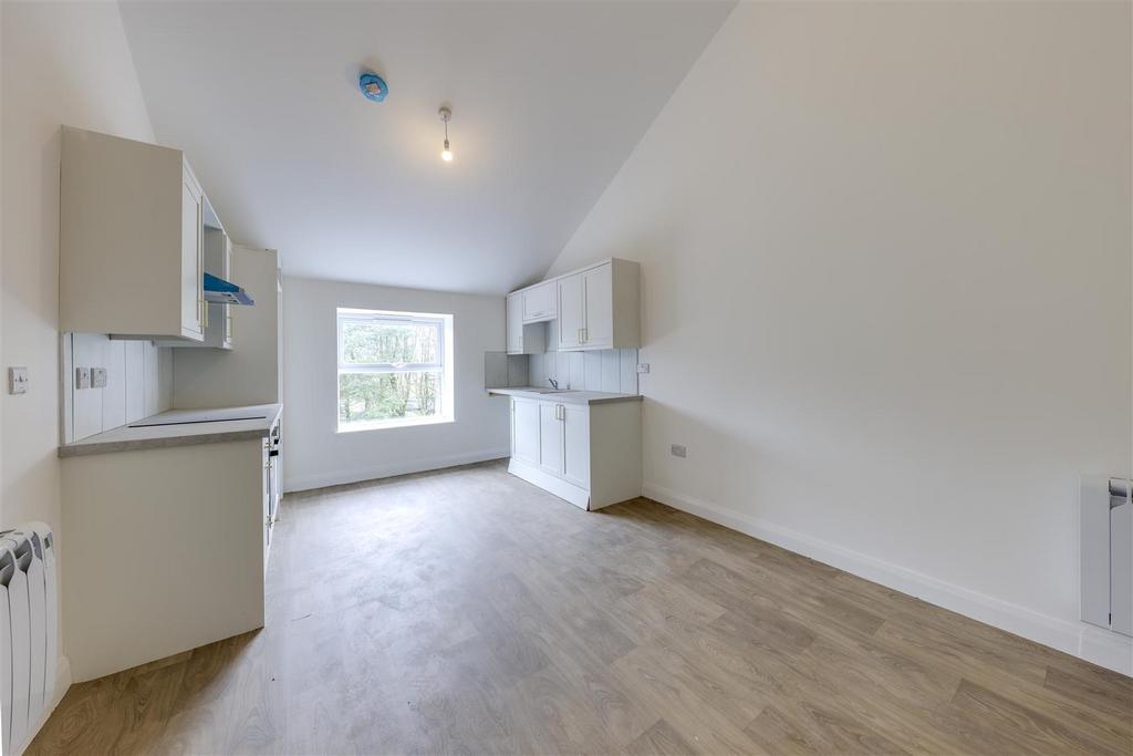 Bury Road, Rawtenstall, Rossendale 2 bed penthouse to rent £795 pcm