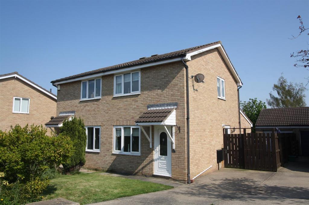 Farnham Close, Woodham 2 bed semidetached house £650 pcm (£150 pw)