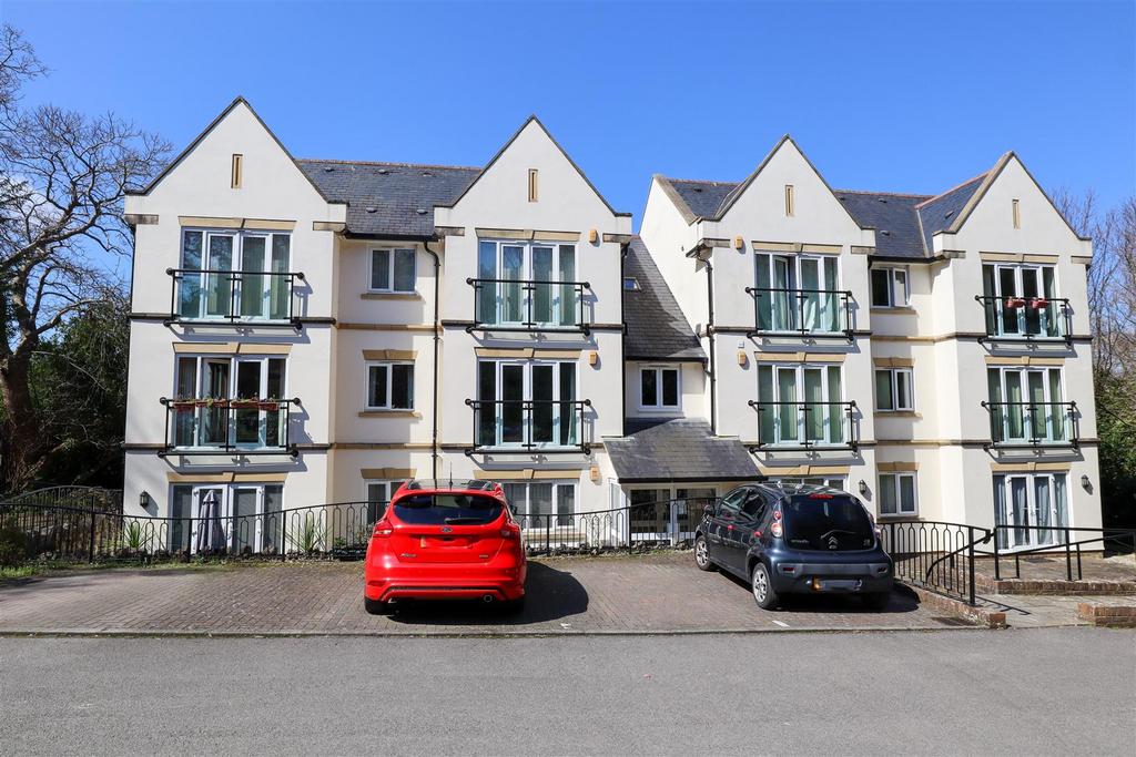 49 Hollington Park Road, St.... 2 bed flat £1,160 pcm (£268 pw)