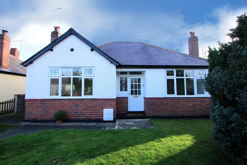 The Crescent, Hagley, Hagley, DY8 3 bed detached bungalow £1,150 pcm