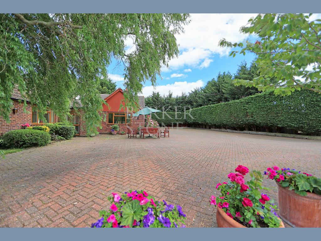Oakley Green Road, Windsor, SL4 4 bed detached house £2,950 pcm (£681 pw)