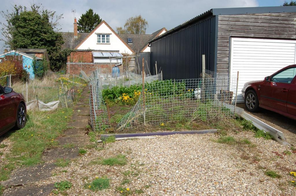 East Street, Long Buckby, Northampton... 2 bed terraced house £175,000