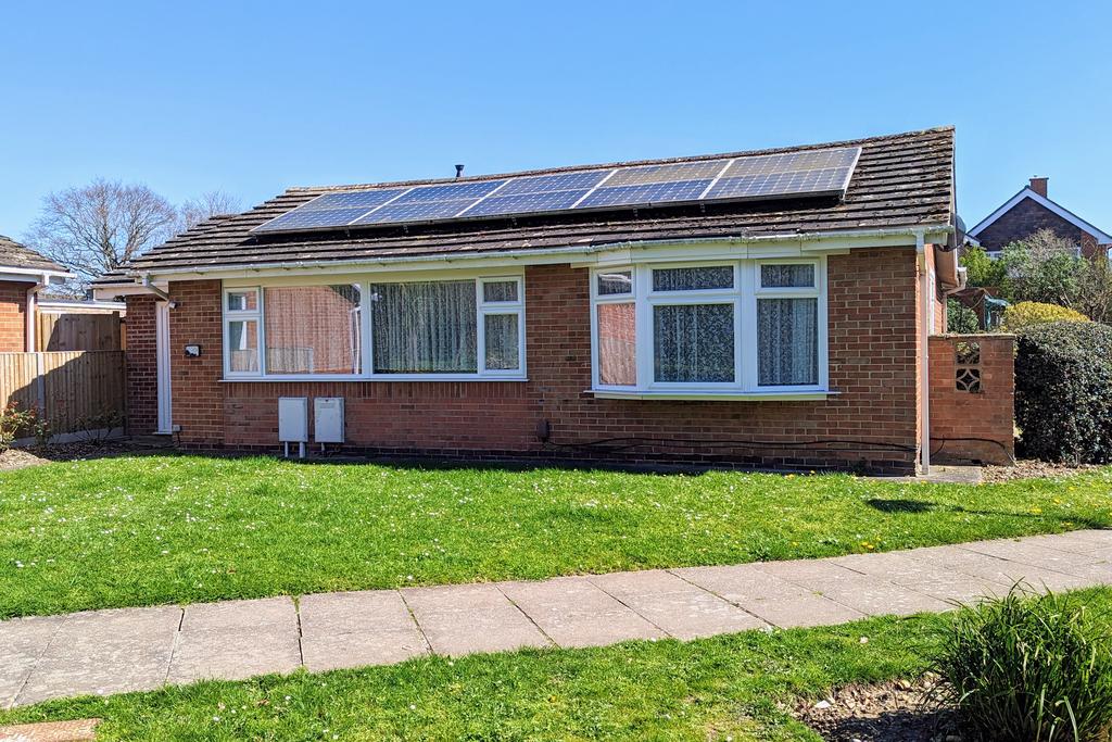HAMILTON GROVE, GOSPORT. AUCTION GUIDE PRICE £250,000. 3 bed detached