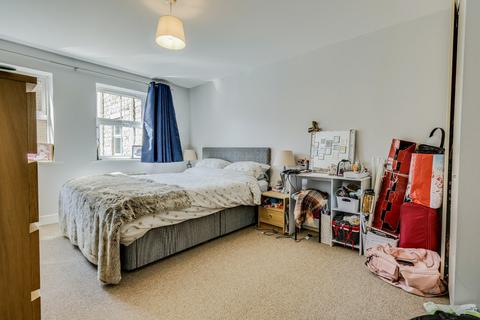 3f Waters Walk, Bradford, BD10 0LZ