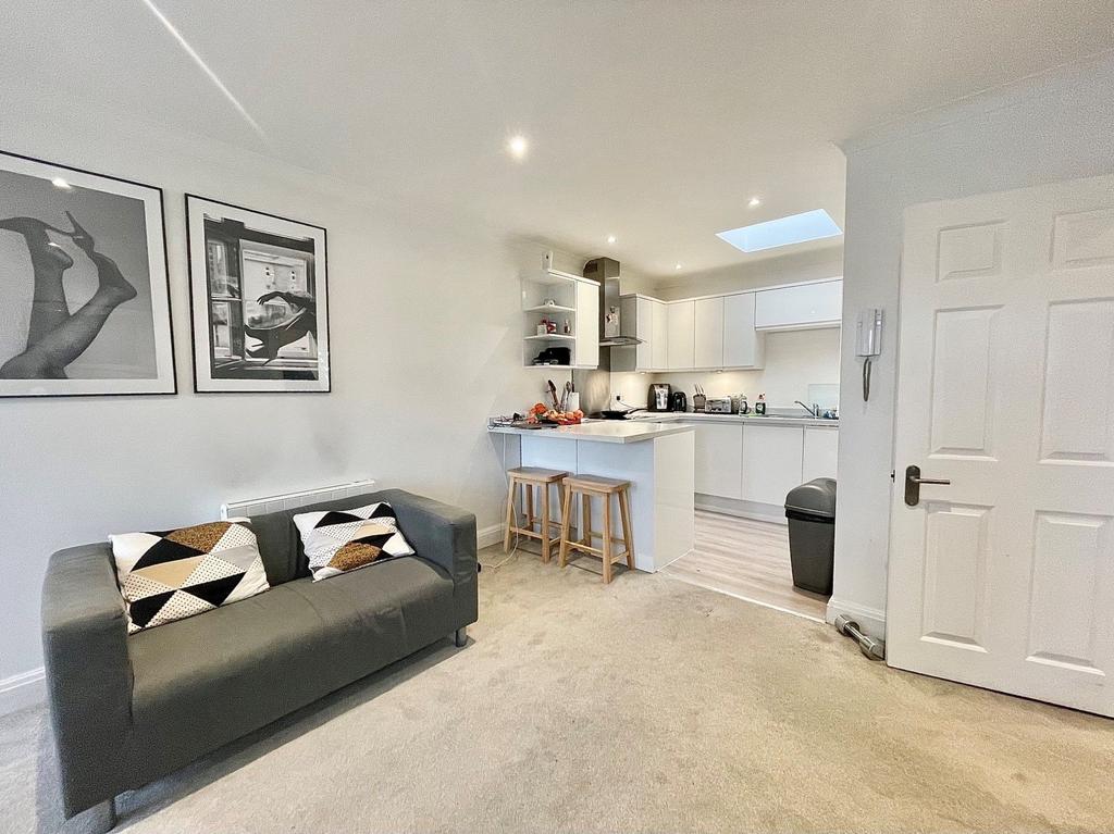 The Gables, Waldeck Road, Ealing 1 bed flat £1,450 pcm (£335 pw)