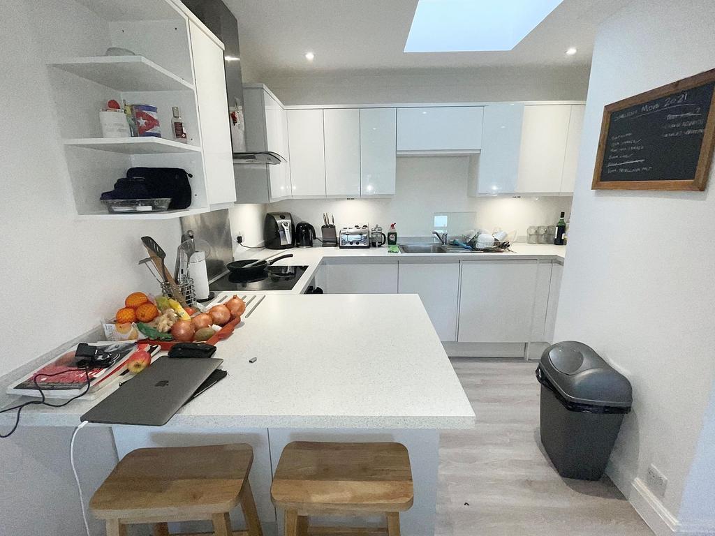 The Gables, Waldeck Road, Ealing 1 bed flat £1,450 pcm (£335 pw)
