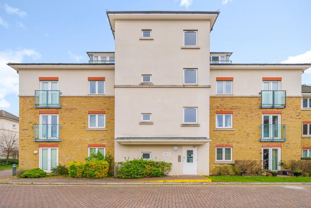 Fairwater Drive, Shepperton, TW17 2 bed apartment £1,400 pcm (£323 pw)