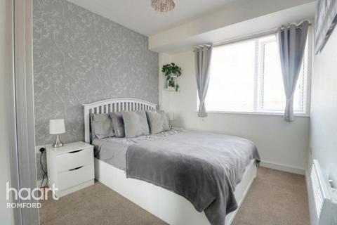 1 bedroom apartment for sale, Queens Moat House, St Edwards Way, Romford