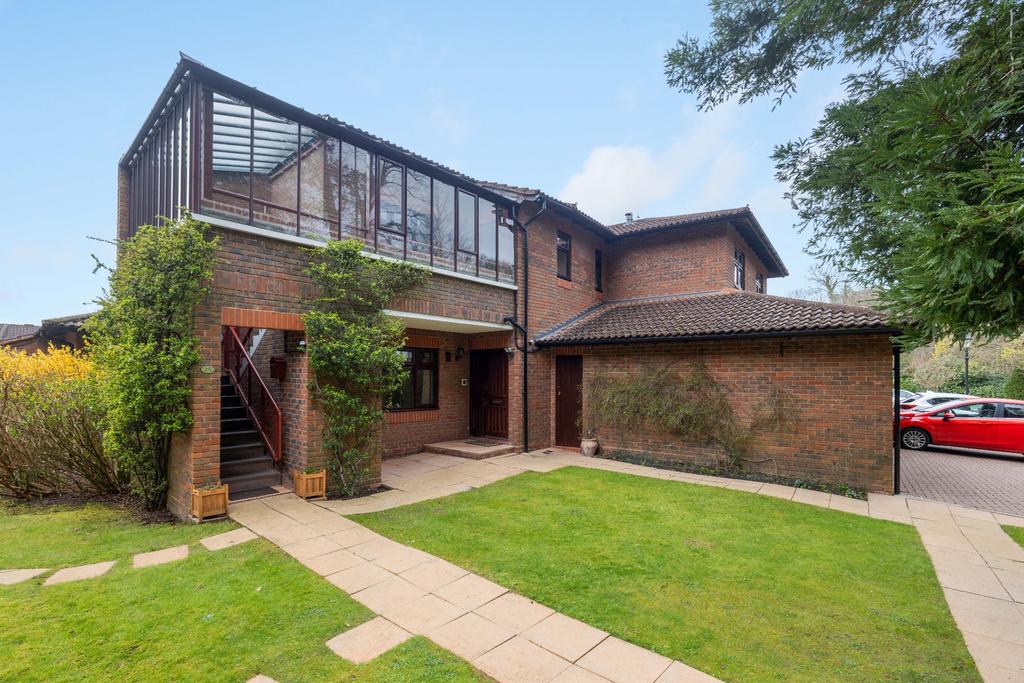 Callow Hill, Virginia Water 3 bed apartment for sale £395,000