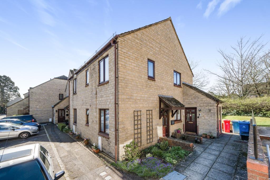 Riverside Gardens, Witney, OX28 2 bed flat £160,000