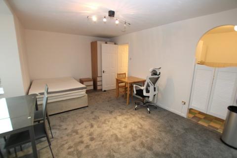 Studio to rent, Colwyn Green, London