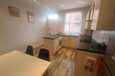 4 bedroom house to rent, Knowle Mount, Leeds