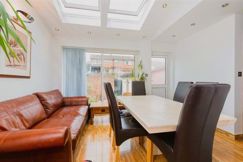 2 Greenacre, Windsor, SL4 5LW