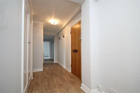 3 bedroom flat to rent, Ashford Court, Cricklewood