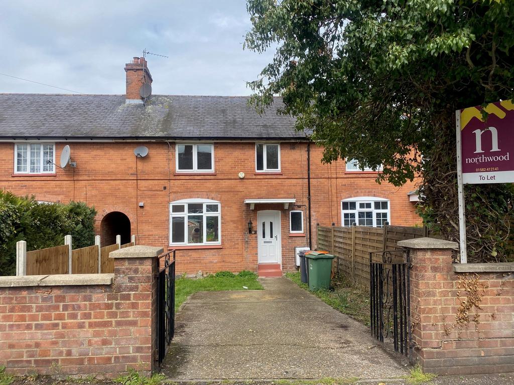 Garden Road, Dunstable, LU6 3 bed terraced house £1,400 pcm (£323 pw)