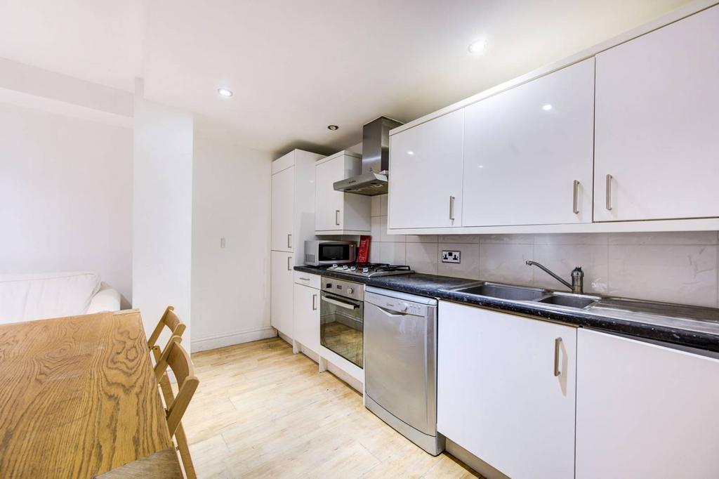 Collingham Place, South Kensington... 3 bed flat £4,117 pcm (£950 pw)