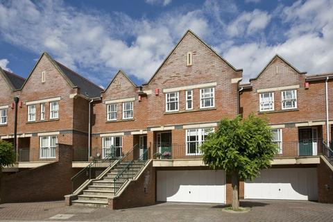 15 Pinel Close, Virginia Water, GU25 4SP