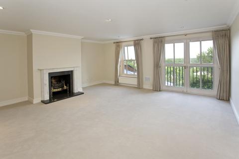 15 Pinel Close, Virginia Water, GU25 4SP