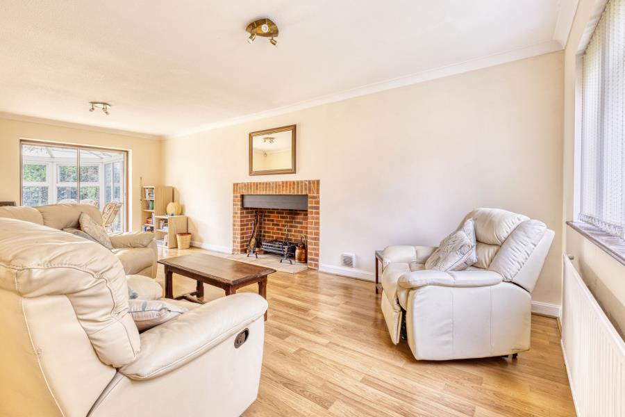 Thorpe, Surrey 4 bed detached house for sale £749,950