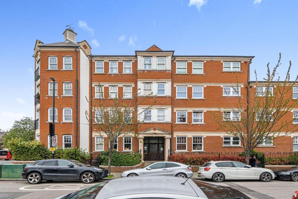 Bromley Road, Catford 2 bed flat for sale £350,000