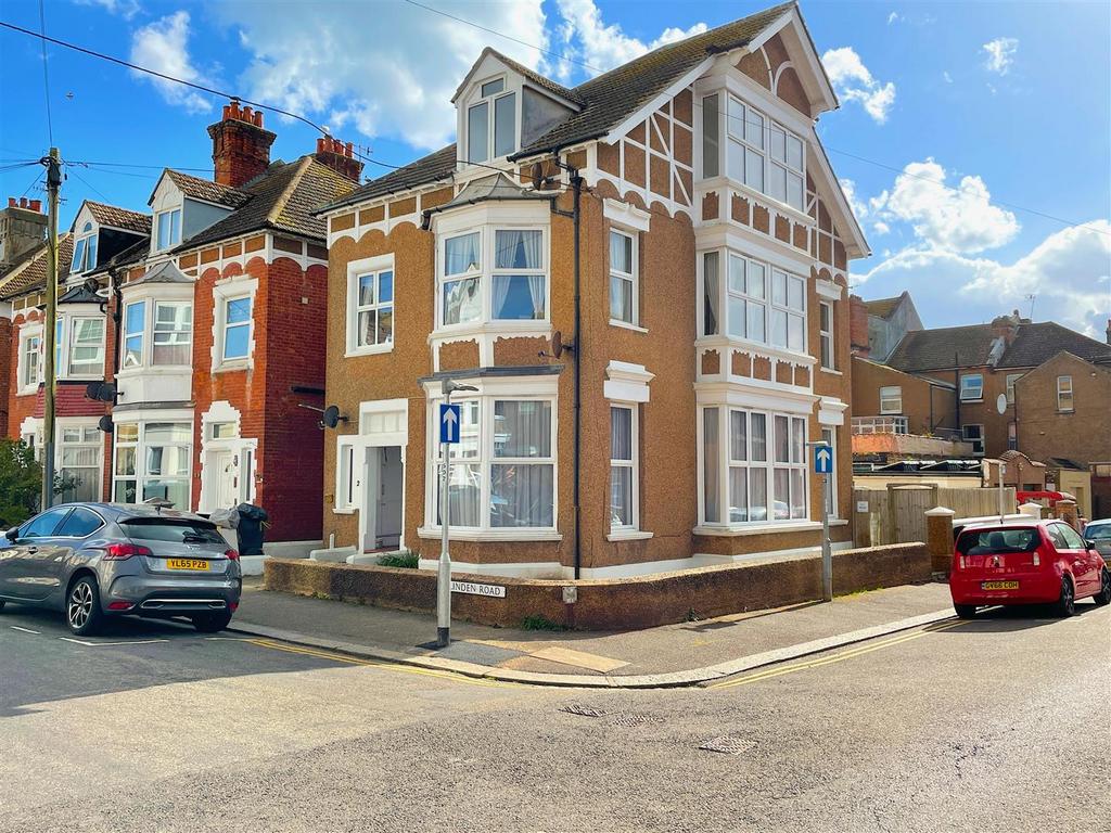 2 Linden Road, BexhillOnSea TN40 2 bed apartment £850 pcm (£196 pw)