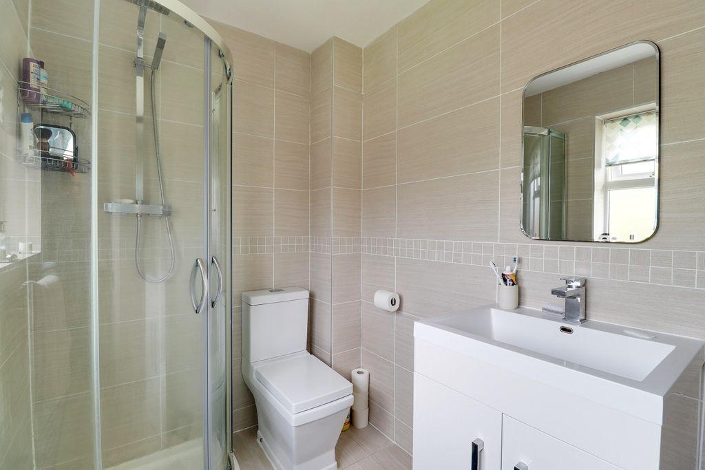 Ensuite to Bed 1