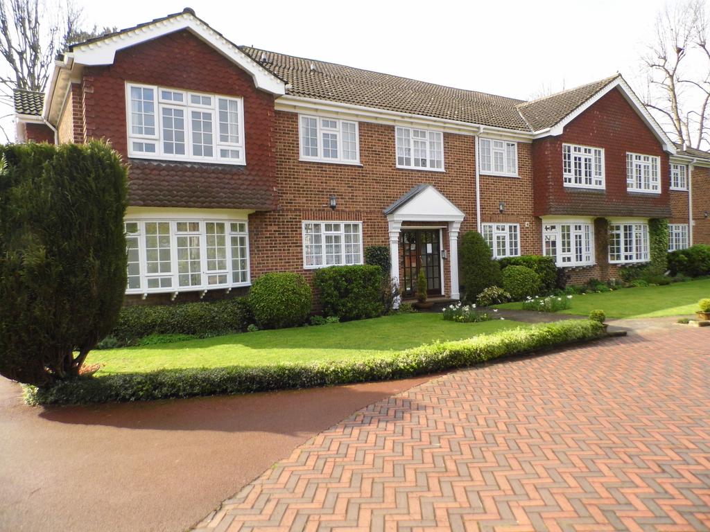 Parkstone Avenue, Hornchurch RM11 2 bed apartment £1,800 pcm (£415 pw)