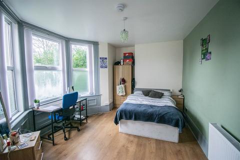 3 bedroom flat to rent, Lesbury Road, Heaton, Newcastle Upon Tyne