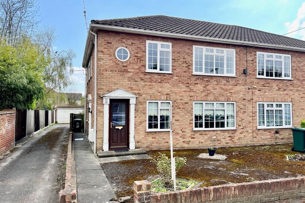 Sidney Road, StainesuponThames... 2 bed ground floor £
