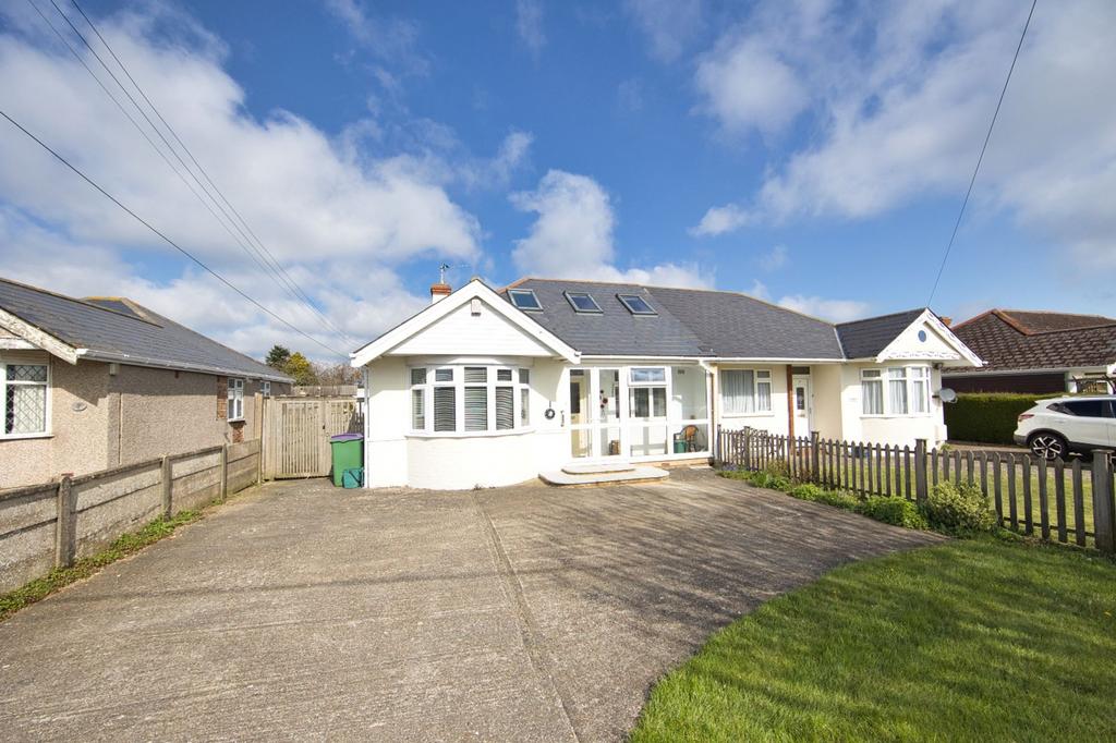 New Dover Road, CapelLeFerne, CT18 3 bed semidetached bungalow for
