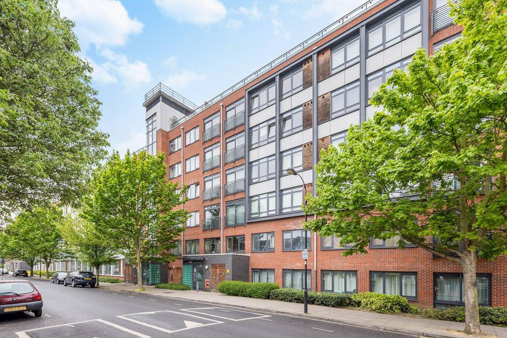 Larden Road, Acton, London, W3 2 bed flat for sale - £475,000