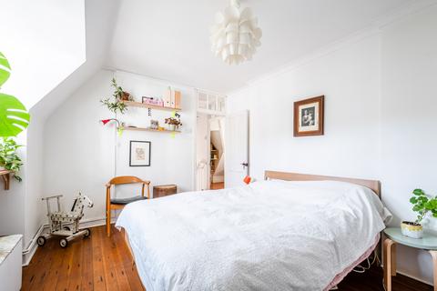 Flat 22, Cheverell House Teale Street, London, E2 9BN