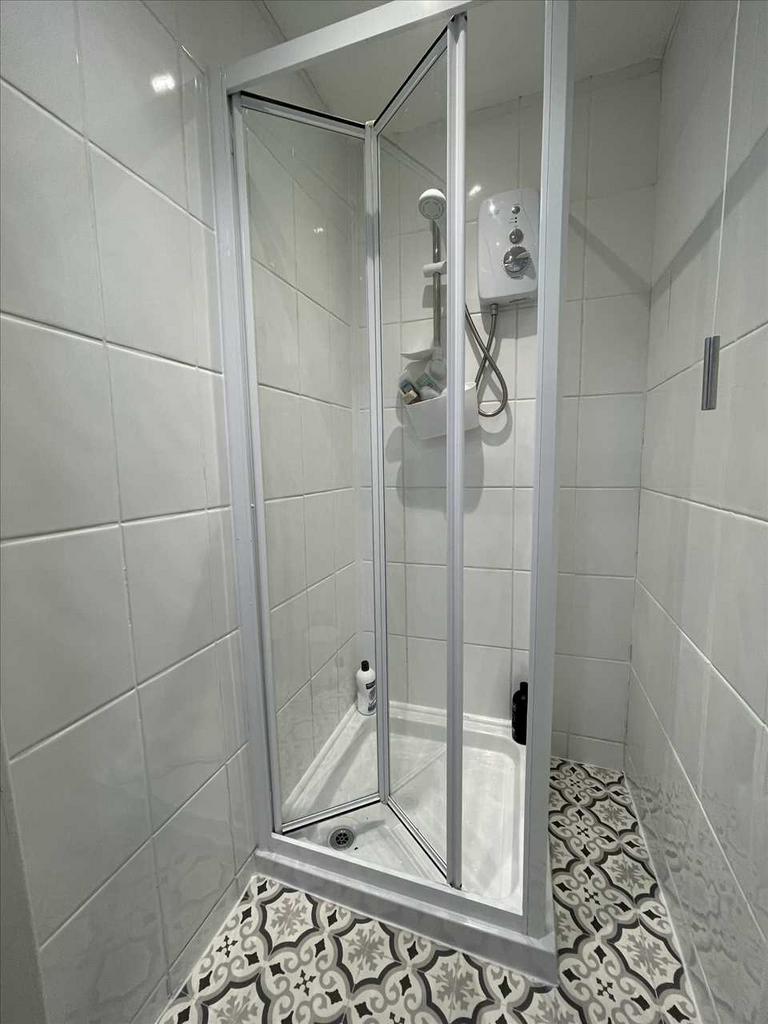 Shower room flat 3