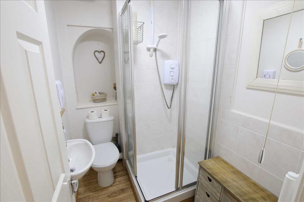 Shower room flat 2